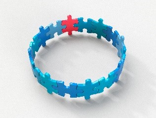 Pièces de puzzle bleues avec un puzzle rouge formant un cercle