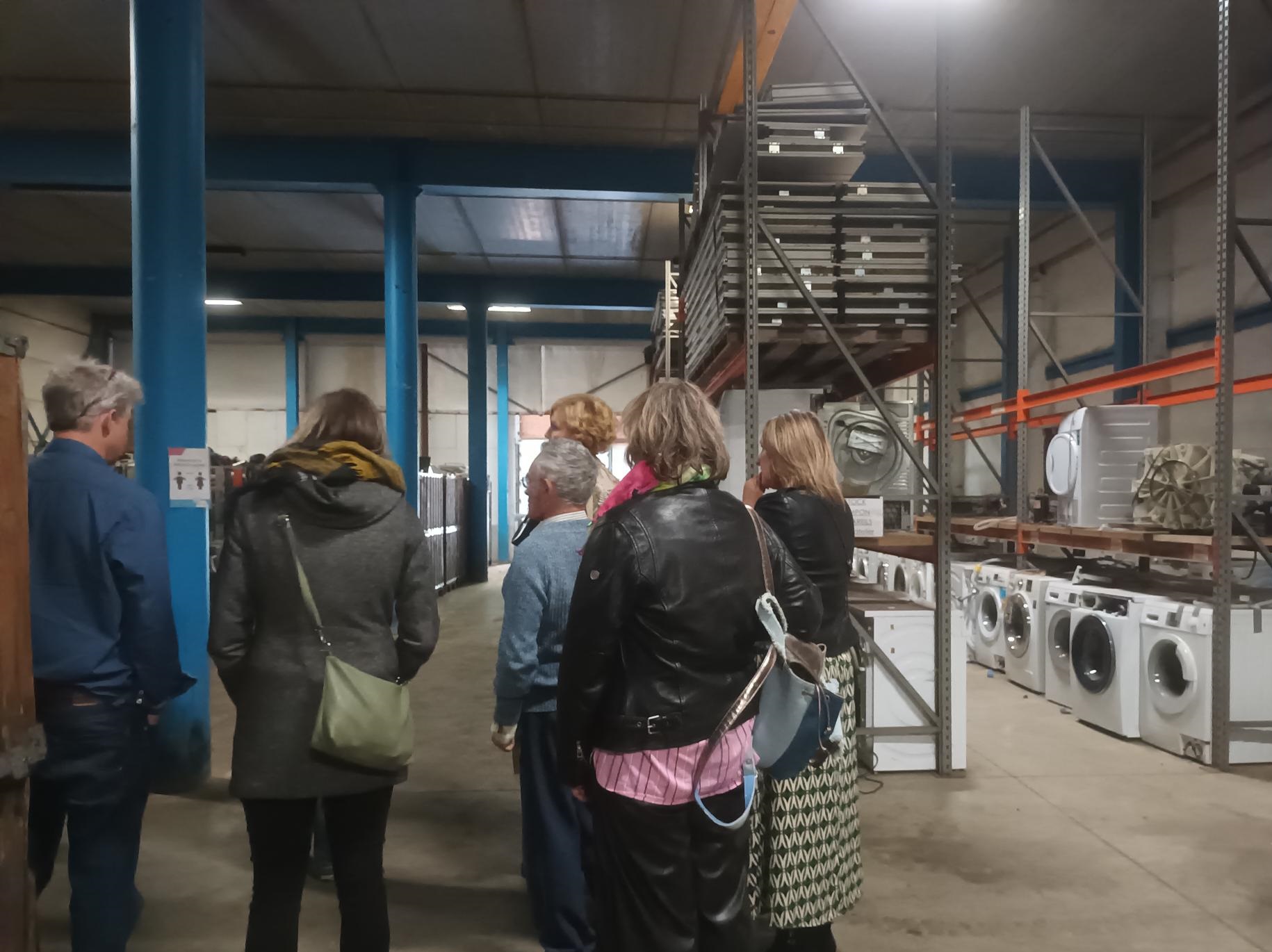 Une image contenant habits, chaussures, personne, vesteDescription générée automatiquement